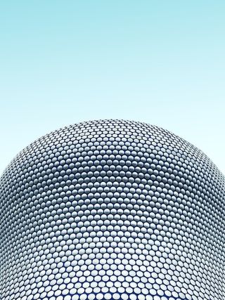 晴空下灰色圆顶的低角度照片