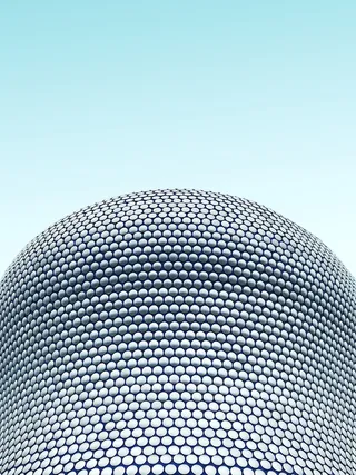 晴空下灰色圆顶的低角度照片