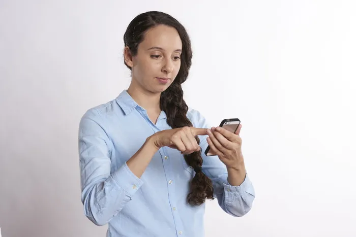 女人，拿着，打电话，指着，监视，发短信，微笑，看着