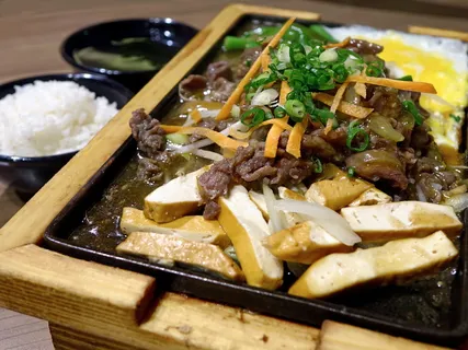 日本人，牛肉，油炸，肉，日本，米饭，豆腐，热盘子