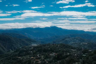 绿色、高山、多云、天空、树木、蓝色、云、自然