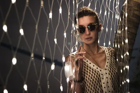 女士，戴，白色，无袖，上衣，灯，眼镜，太阳镜