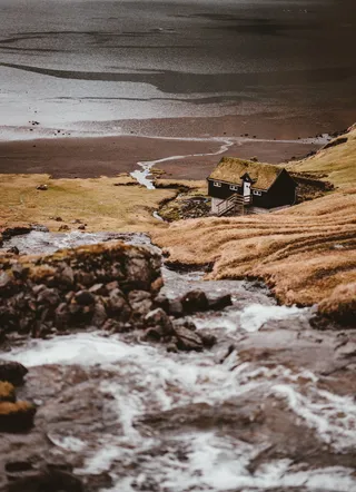 白天靠近水体的棕色房子
