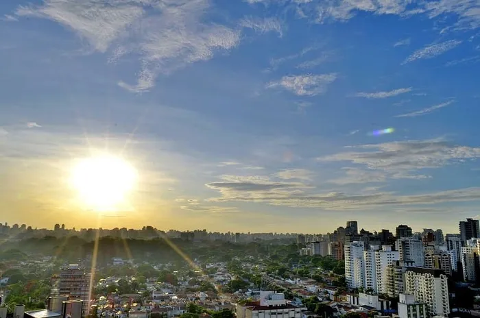 破晓时的原始房屋和城市建筑