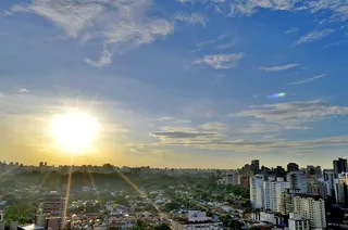 破晓时的原始房屋和城市建筑