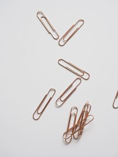 白色表面上的回形针