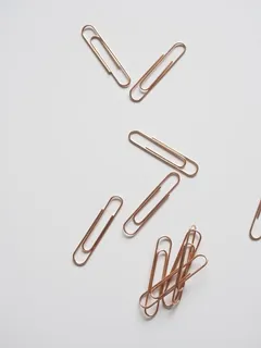 白色表面上的回形针 白色表面上的回形针