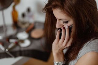 使用智能手机的美女