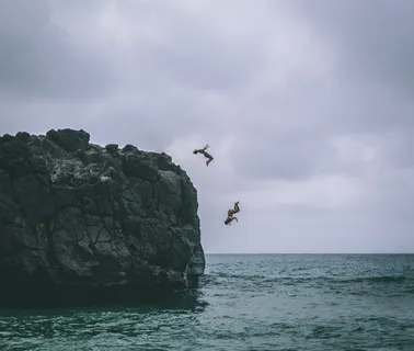 两个人在水体上跳跃 两个人在水体上跳跃