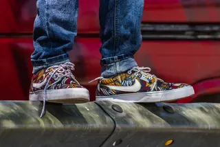 一双黄色和红色的Nike Low-top运动鞋