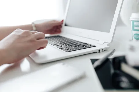 在家里桌上放着笔记本电脑的工作场所