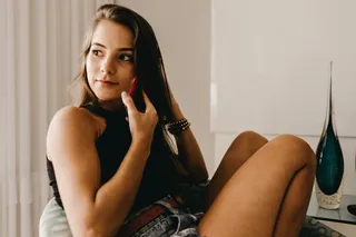 身穿黑色背心和蓝色牛仔短裤的女士