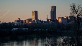 美国奥马哈、内布拉斯加州、爱荷华州、议会断崖、树木、市中心、日落