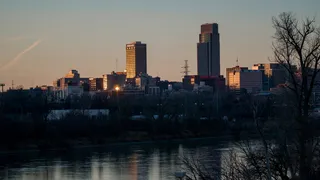 美国奥马哈、内布拉斯加州、爱荷华州、议会断崖、树木、市中心、日落