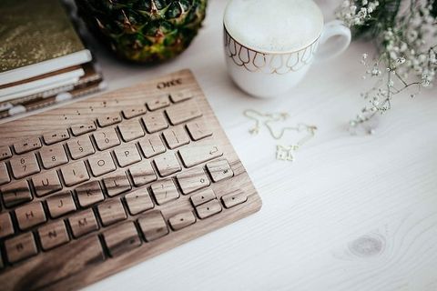 木制键盘和一杯咖啡