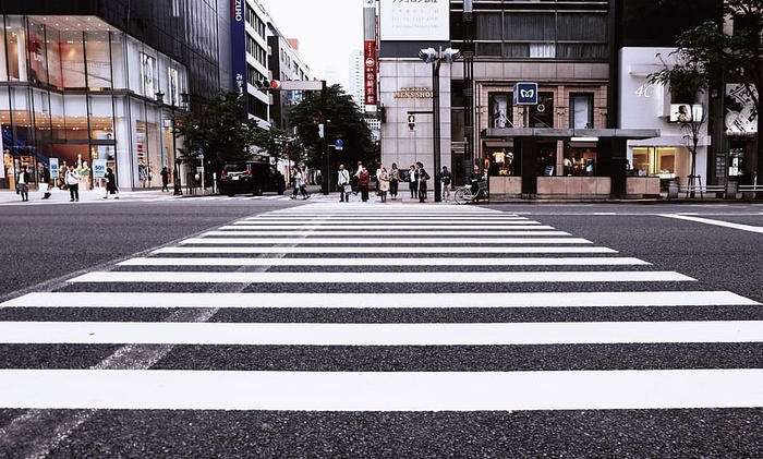 建筑物、行人过街处、城市、过街处、行人、人、道路、街道