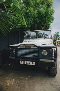 灰色和黑色路虎Defender SUV