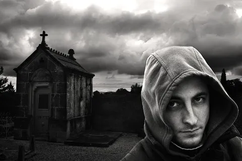 教堂附近穿着连帽衫的男人