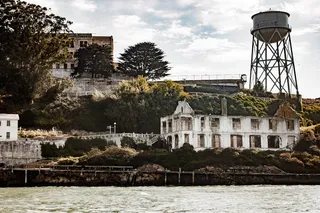 水体旁的白色和灰色房屋