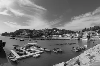 房屋附近港口的灰度照片