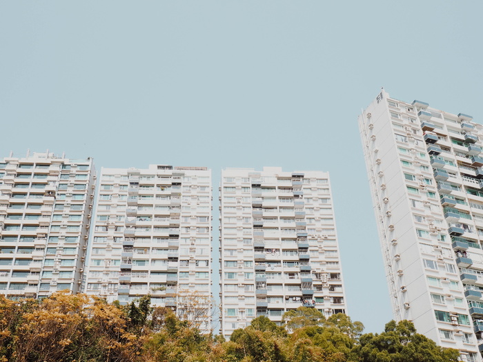 蓝天下的四栋白色混凝土建筑