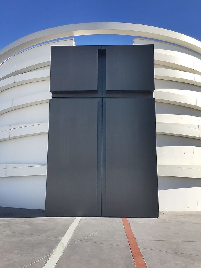 蓝天下的黑白混凝土建筑