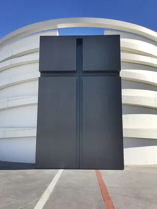 蓝天下的黑白混凝土建筑