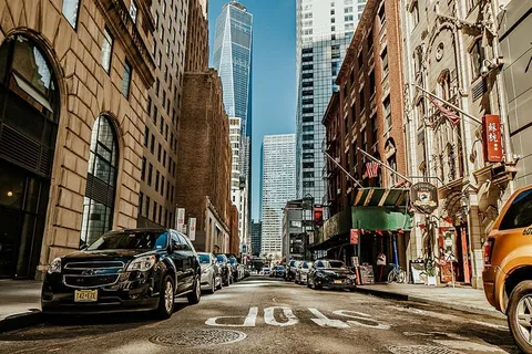 建筑物之间道路上的车辆 建筑物之间道路上的车辆