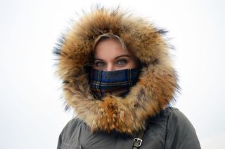 女人, 黑色, 棕色, 派克大衣, 白天, 黑衣女人, 黑色和棕色, 冬天