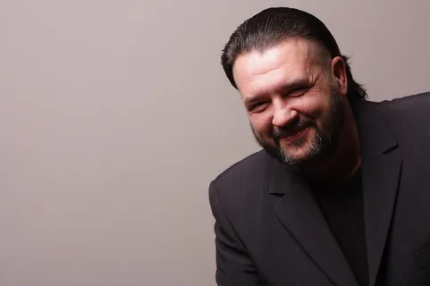 男士，黑色，开叉，翻领西装夹克，满意，微笑，开朗，只有一个人