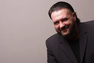 男士，黑色，开叉，翻领西装夹克，满意，微笑，开朗，只有一个人