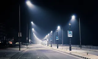 路边停车场，路灯，夜间，路灯，夜晚，城市，街道，灯光