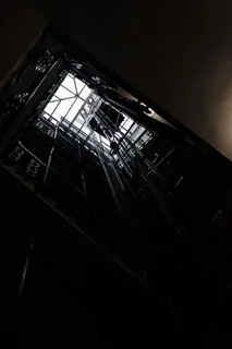 电缆的灰度照片