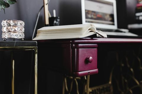 内政部的粉红色办公桌