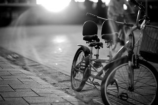 自行车、黑白、模糊、城市、特写、聚焦、单声道、路面