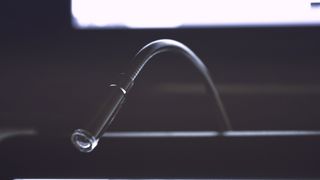 灰色、不锈钢、钢制摄像机、电线、水槽、管子、黑色、白色