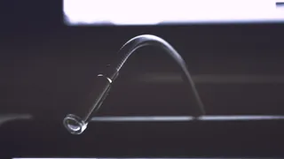 灰色、不锈钢、钢制摄像机、电线、水槽、管子、黑色、白色