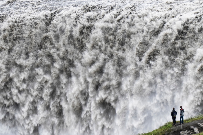 二是人、站、山、看、瀑布、自然、摄影