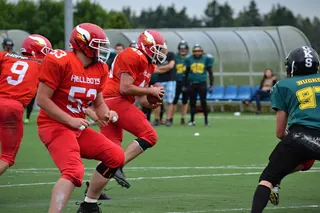 足球，美式足球，队友，对手，比赛，球队，球衣，头盔