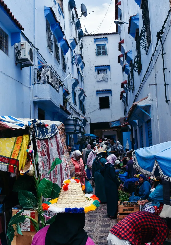 在街上购买商品的人