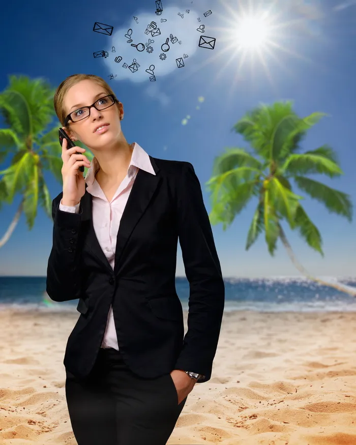 女人，抱着，手机，椰树背景，海滩，给手机，漫游，度假