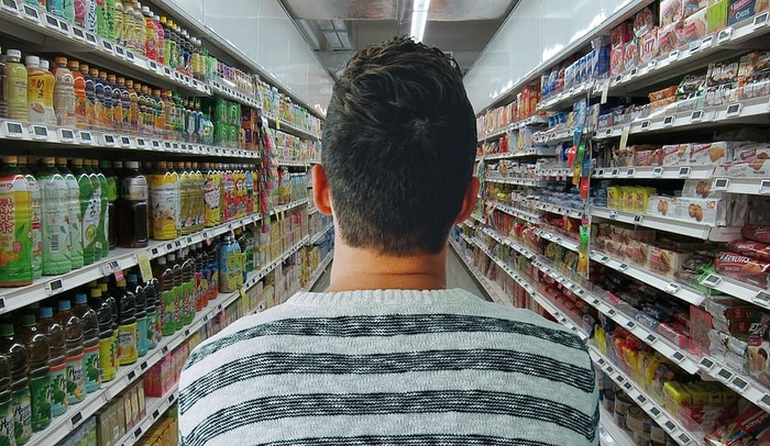 男子在现代杂货店购物的照片插图