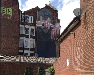 曼彻斯特新十字城一处办公楼改造侧的巨型壁画。