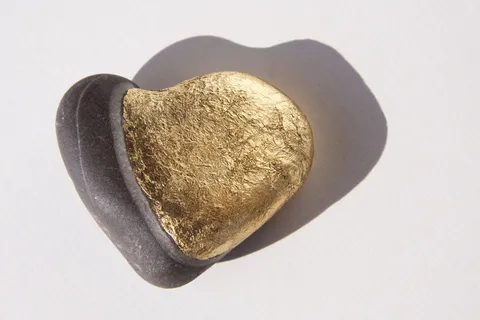 金色石头,白色,背景,心,爱情,运气,石头心,镀金 金色石头,白色,背景,心,爱情,运气,石头心,镀金