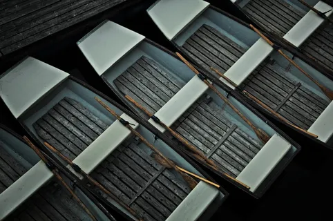 几条白色和棕色的小船，几条，灰色，小船，港口，小船，座位，木头