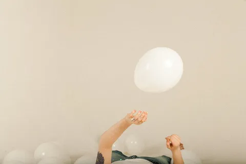 玩气球的人,人,触摸,白色,气球,人,女孩,手 玩气球的人,人,触摸,白色,气球,人,女孩,手