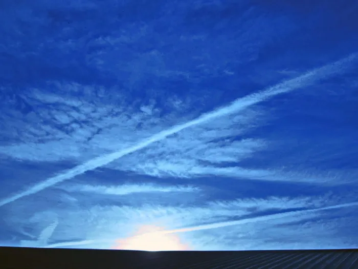 天空，蓝色，明亮，云，线条，条纹，白色，闪闪发光