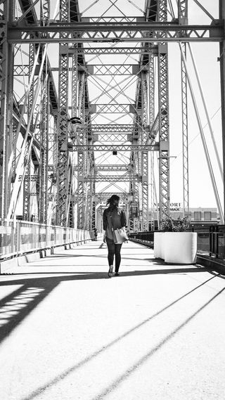 人，人，桥，服装，衣服，短裤，建筑，紫色人桥