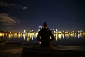 男人，站立，湖泊，观看，城市海岸线灯光，夜晚，灰色，夹克