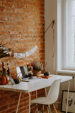 带笔记本电脑和万圣节装饰的桌子